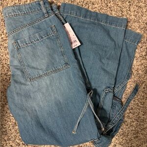 Brand new size 4 wild fable cargo jeans! Still has tags!